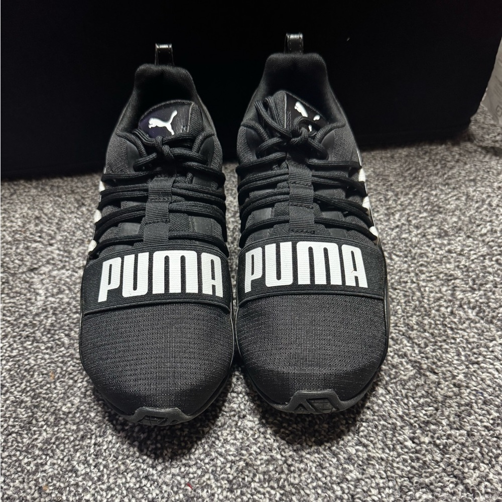 Like New Puma Black and White Logo Sneakers